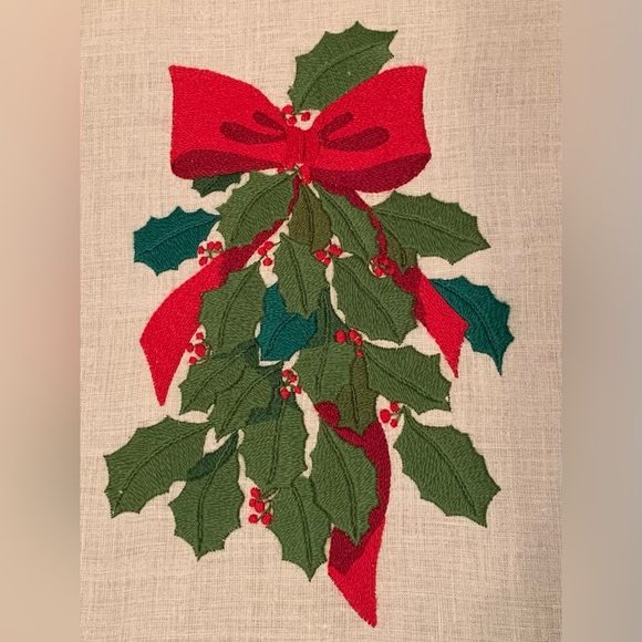 Vintage Handcrafted Crewel Embroidered Holly Swag Circa 1984 (Frame included) - Picture 7 of 9